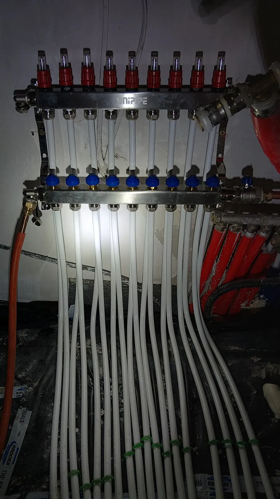 Stainless steel underfloor heating manifold with control valves