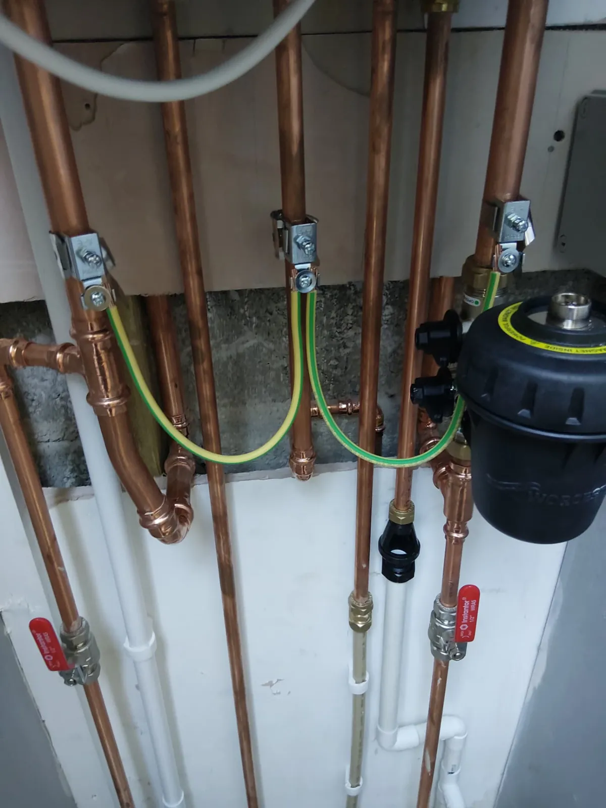 Vertical copper pipework with earth bonding and a magnetic filter