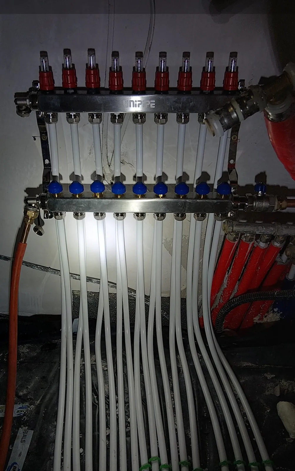 Heating manifold pressure gauge reading during commissioning