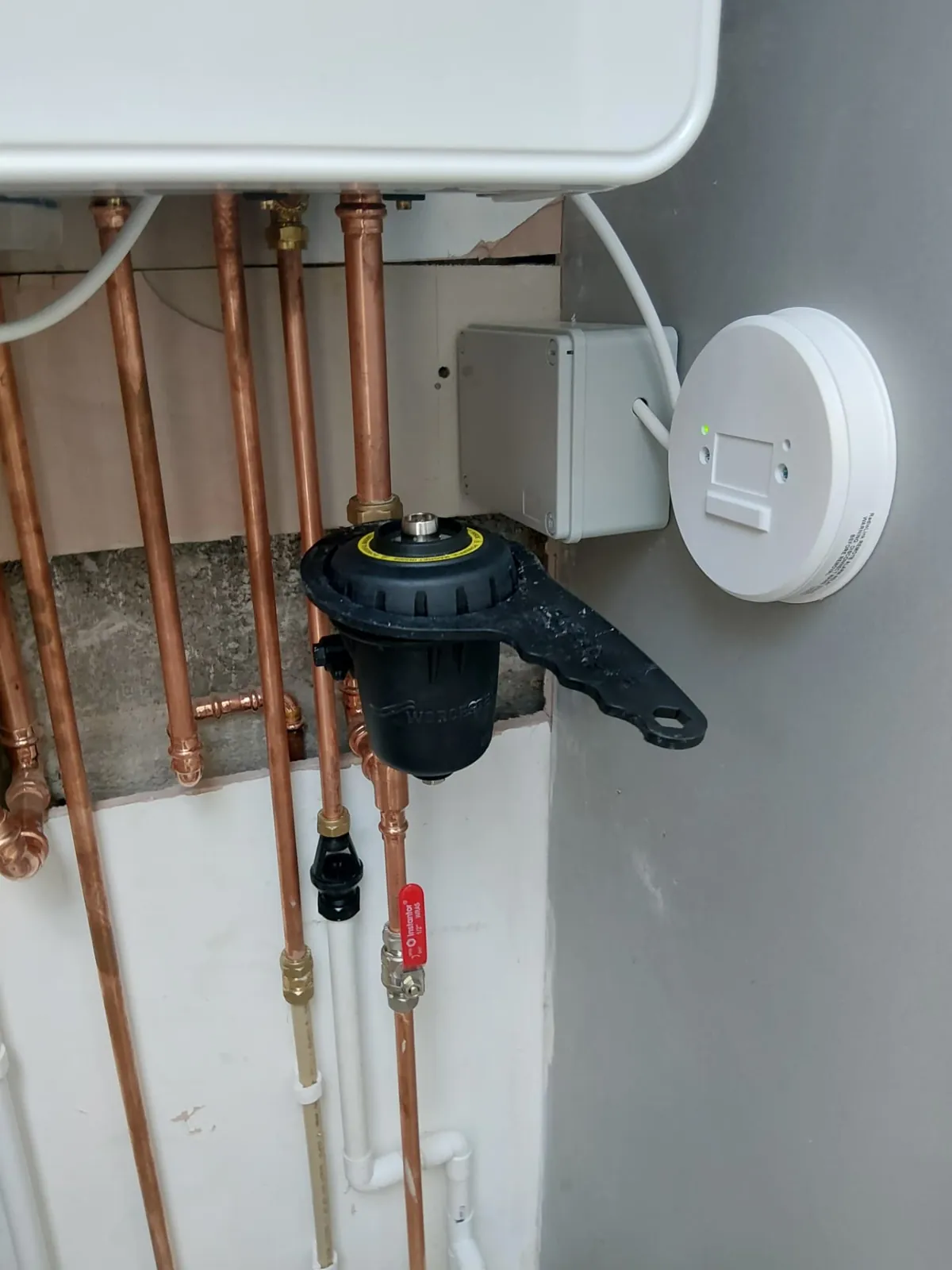 Copper pipes and a Worcester magnetic filter on a heating system