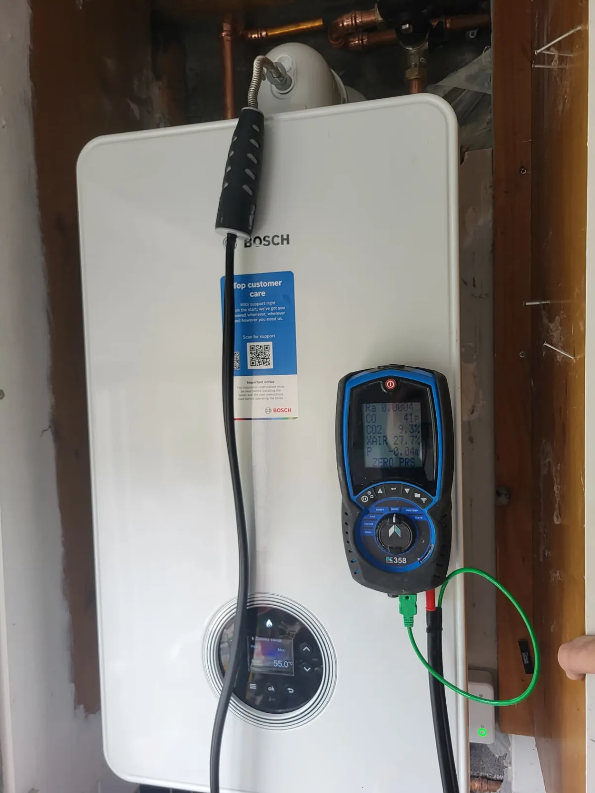 Kane 358 analyser on the casing of a Bosch boiler